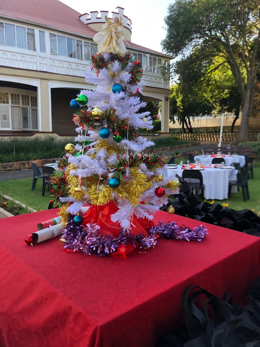 jeppeboys's tweet photo. An incredible and picturesque Christmas dinner for the boys of @jeppeboys Sable house. A lovely way to end off a difficult year. #sablehouse #hostellife #jeppehostel #fnd #yearofcovid https://t.co/aBI8mens32