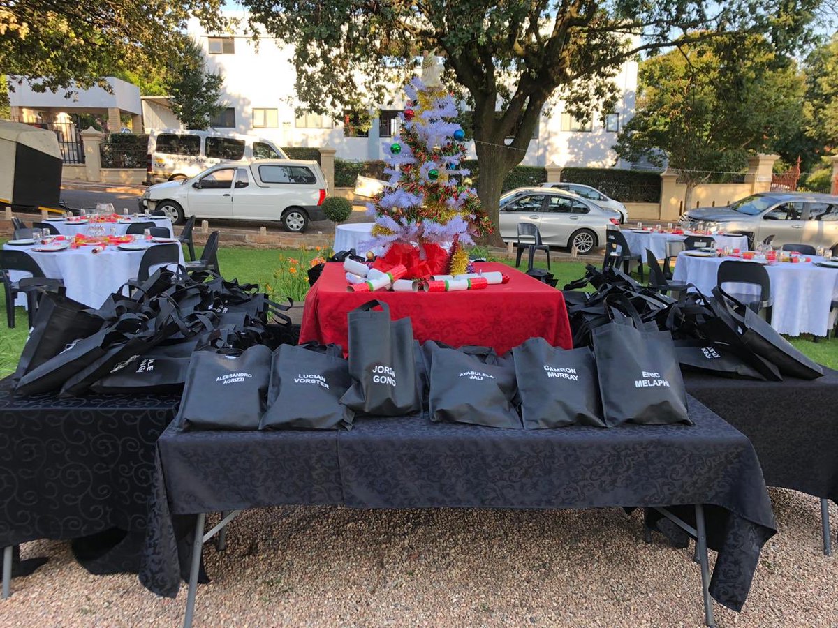jeppeboys's tweet photo. An incredible and picturesque Christmas dinner for the boys of @jeppeboys Sable house. A lovely way to end off a difficult year. #sablehouse #hostellife #jeppehostel #fnd #yearofcovid https://t.co/aBI8mens32