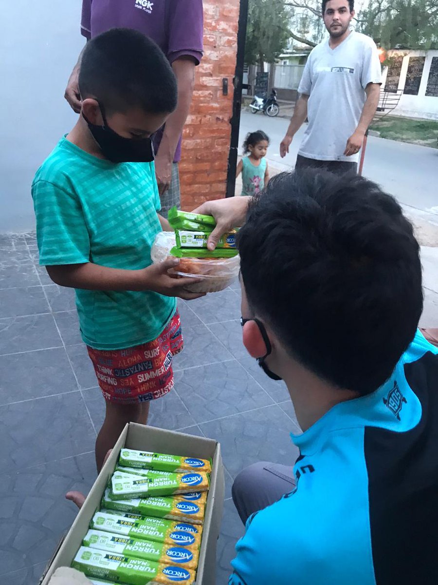 operarios's tweet photo. 🍲 #ProyectoFratelli, una iniciativa de los jóvenes del @covcordoba 🇦🇷 para estar cerca de las personas más necesitadas. Porque son momentos de crisis, pero también es #TiempoDeFraternidad.
https://t.co/O8Jhvr8LA2 https://t.co/VldYocHnko