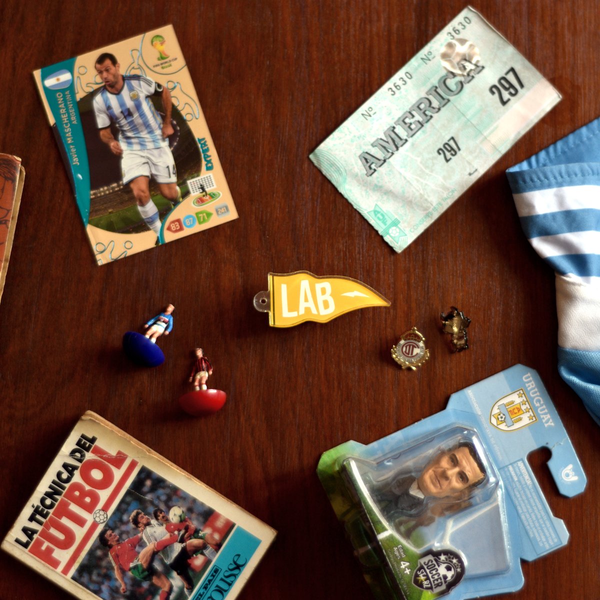 El deporte inspira muchísimos productos. El mercado es infinito. En LAB podemos diseñarlos o fotografiarlos.

Mandanos un DM y charlamos sin compromiso.

#LAB #flatlay #football #futbol #soccer #agency #sports #sportbiz #sportmarketing #design #Photography #sportphotography