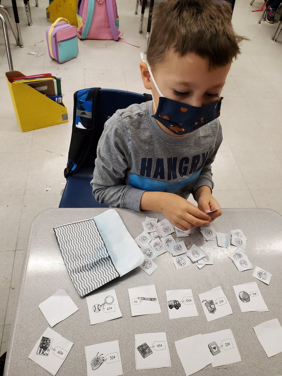 Having fun counting with coins! We love playing grocery store!

#grade2isahoot #ENDHuskies