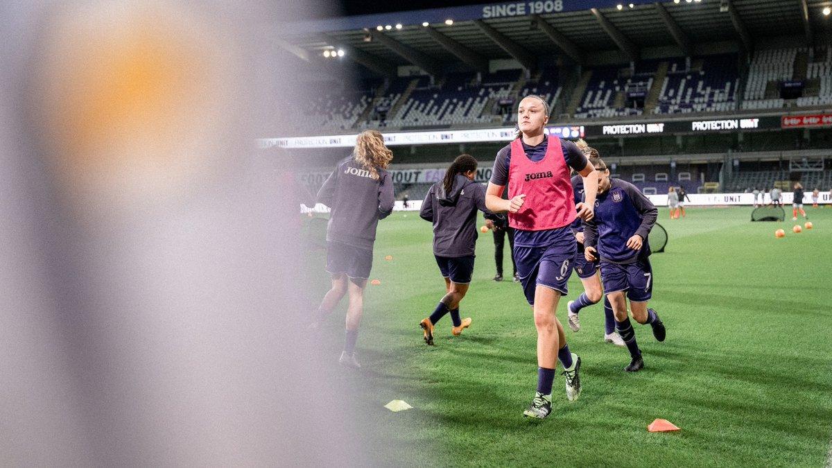 rscanderlecht's tweet photo. Kick-off: 19h30. Watch the game live. Allez les filles! 
@uwcl #ANDBEN #COYM🟣⚪ https://t.co/dCfJtt63Sg https://t.co/BLFnMLOmTI