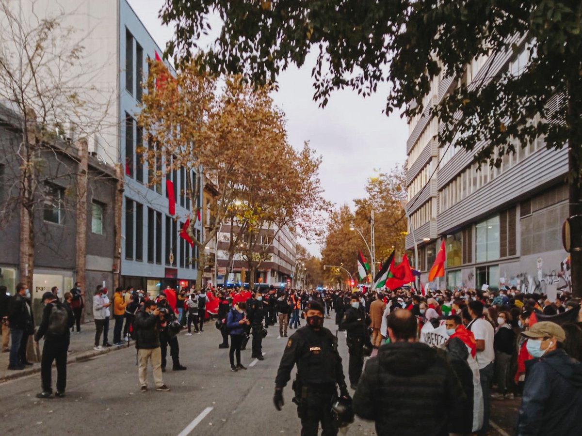 JSUC_cat's tweet photo. Concentració davant el consulat marroquí en solidaritat amb la República Sahrauí.

Davant les seves hostilitats i provocacions, unitat dels pobles internacionalistes del món. Sàhara lliure! @Polisario_Es vencerà!✊🏾🇪🇭

#saharalliure #JoEsticAmbElSahara https://t.co/5pmjTFXJDn