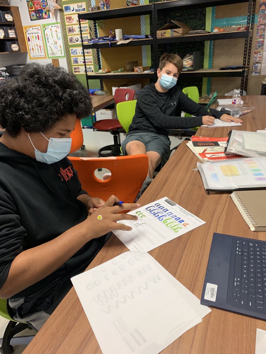 KariDollar's tweet photo. Guest teacher in Art B- teaching us the Art of Brush Lettering ❤️🎨@McWillysWorld @CMSNorth #StrongerTogether https://t.co/PlnL1K6Ibu