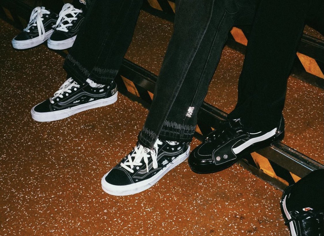 PUFFLA_'s tweet photo. The brand C2H4 is releasing a limited amount of vans that have their amazing touch❕These will be releasing November 19th on their website. Each style is limited to 100 per style❕

#vans #vansoldschool #vansoffthewall #fashion #sneakers #sneakerhead #sneaker #sneakersaddict https://t.co/3NhVQZsqe0