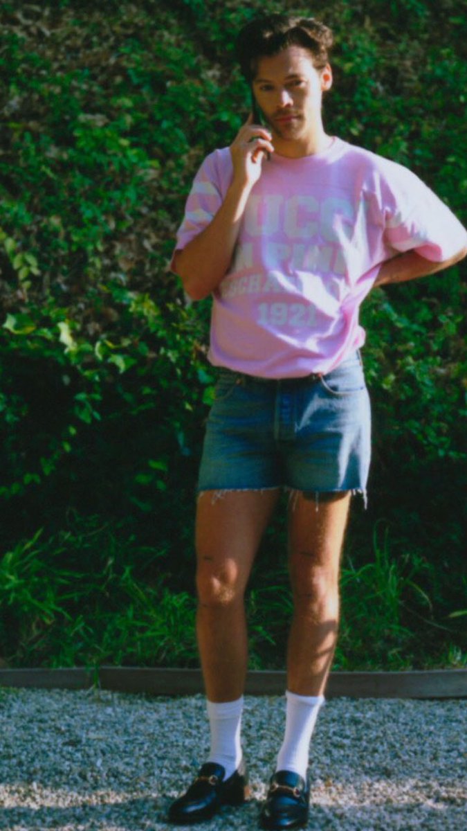 HarryUpdatess_'s tweet photo. 📲| Harry para Gucci 

Es muy tiernooo 🥺 https://t.co/t9jhqxwtjL