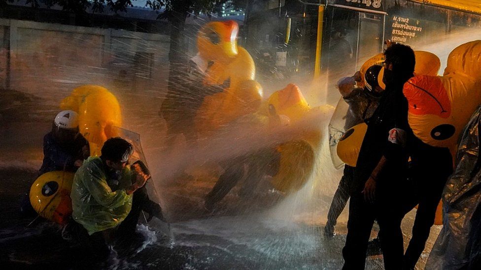 NicolasQuenel's tweet photo. Si votre journée n'est pas drôle, je me permets de vous informer que les #canards gonflables utilisés pour se protéger des canons à eau de la police dans les #manifestations en #Thaïlande sont en train de devenir un symbole du mouvement.

Et ça donne des photos géniales. 🦆 https://t.co/n8ftQXVeFW