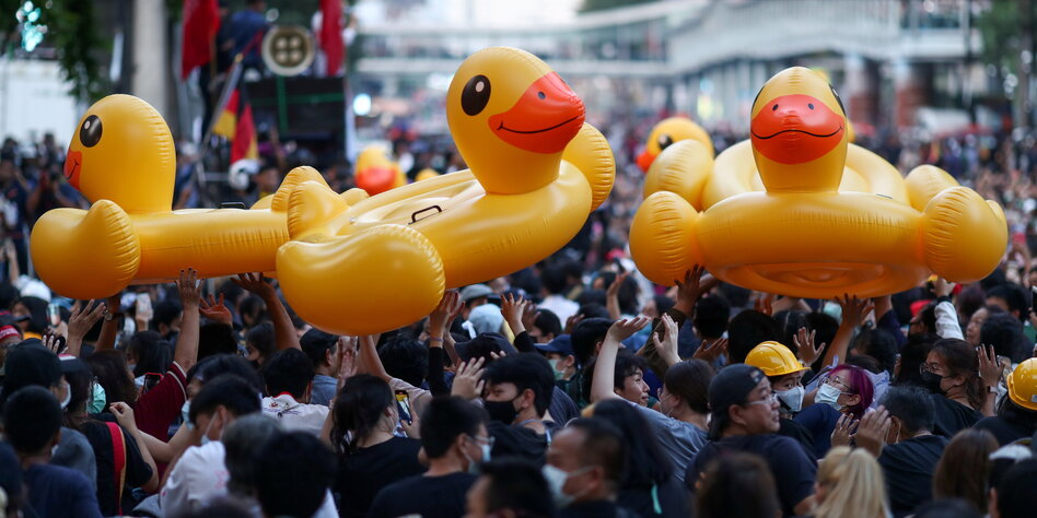 NicolasQuenel's tweet photo. Si votre journée n'est pas drôle, je me permets de vous informer que les #canards gonflables utilisés pour se protéger des canons à eau de la police dans les #manifestations en #Thaïlande sont en train de devenir un symbole du mouvement.

Et ça donne des photos géniales. 🦆 https://t.co/n8ftQXVeFW