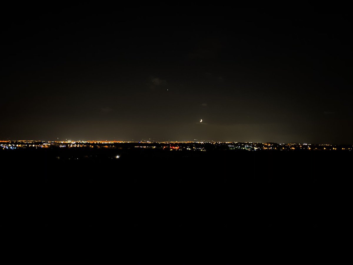 davit_zargaryan's tweet photo. Dublin City stunning view from @DIASDunsink. @Fingalcoco, @RCPCA1, @DIAS_Dublin, #crecent, #moon https://t.co/SsjAETwTpU