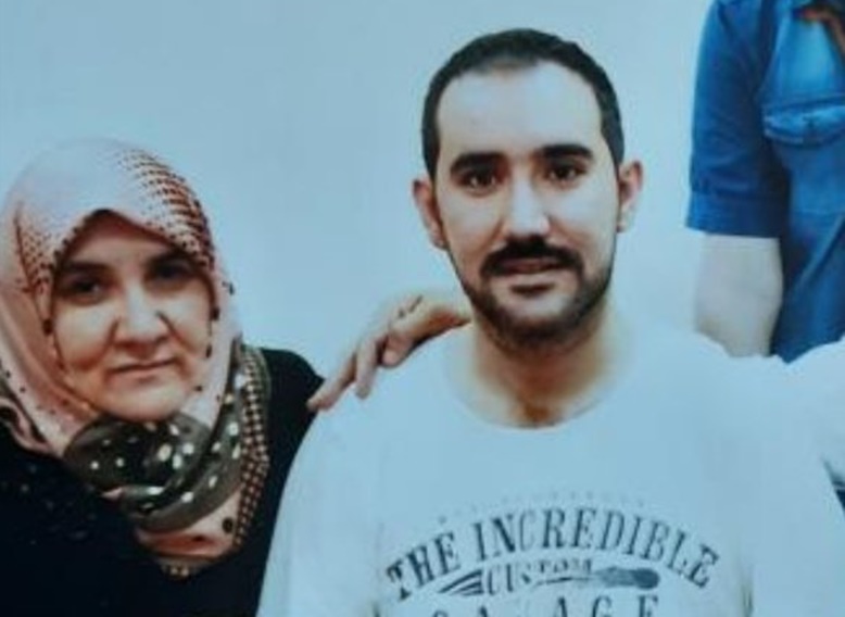 sevincozarslan's tweet photo. Hasta tutuklu Bilal Danış'ın annesi @aydar_kader   

"Bugün oğlumla telefon günümüzdü. Aramadı, karantina nedeniyle yasak. Cuma günü testi pozitif çıktı. Avukata da bilgi vermiyorlar. Ben anneyim, kaç gündür mahvoldum" @adalet_bakanlik @ctekurumsal

AdaletiYaşatKi İnsanYaşasın https://t.co/EGrNvCmBnF