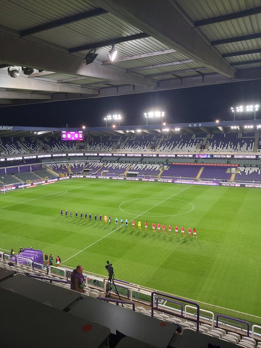 AurelieHerman's tweet photo. Ça joue pour une place en 16e de finale de @UWCL au Lotto Park 👇

@rscawomen 🆚️ @SLBenfica 

#andben https://t.co/9QFVmhrcrI
