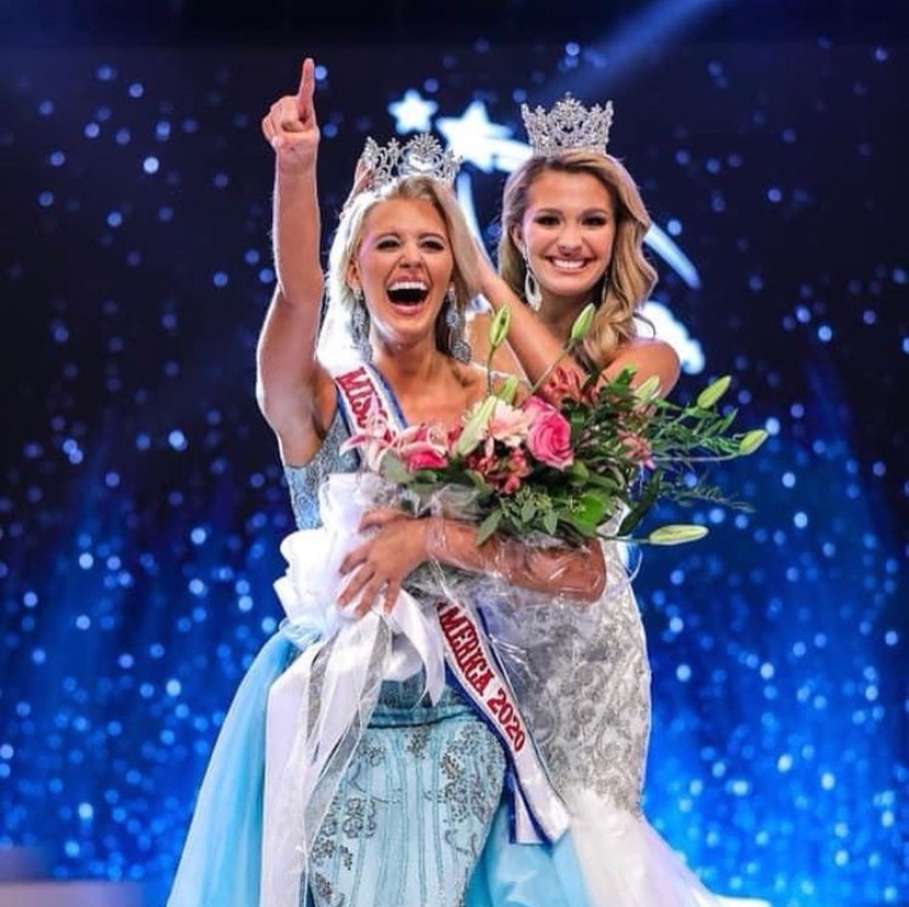 TerryCostaProm's tweet image. Surprise! We have a sweet treat this weekend at Terry Costa.....a @sherrihill Couture Trunk Show! Need we say more?! November 20th-22nd. Walk-ins Welcome or Book an appointment here: bit.ly/35FI86y