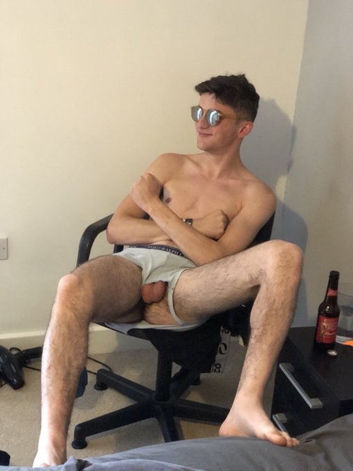 Un bon petit coup de langue sur les grosses couilles de l'hétéro de la soirée ? ? https://t.co/iZuuW