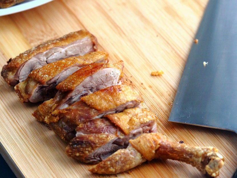 simonxfan's tweet image. Fragrant crispy duck with Sichuan pepper salt (香酥鸭). Recipe soyricefire.com/2012/11/18/fra…. Looking for a special duck recipe for the holidays? Try this fragrant crispy duck (香酥鸭), in which Sichuan pepper salt creates magic when used as a dipping salt for the duck. 
#sichuanpepper