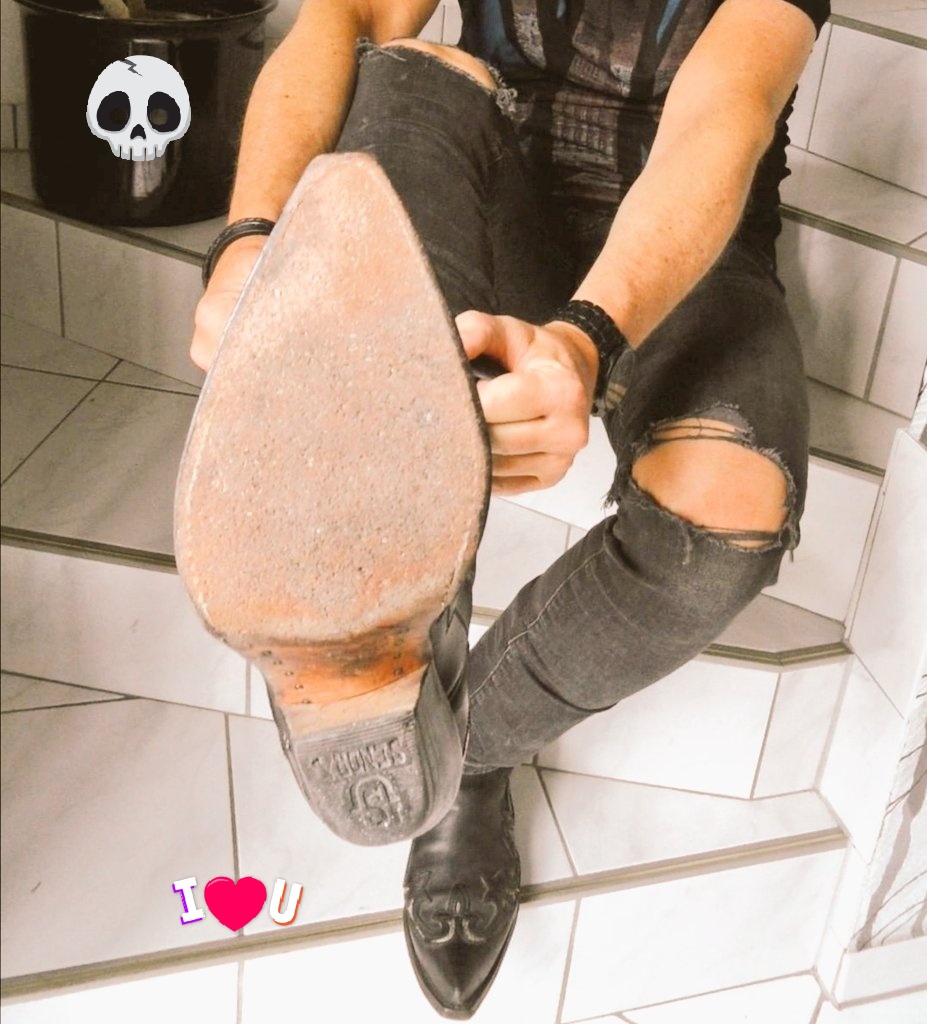 yarqoon's tweet photo. Bu gece yine giyelşm kovboy çizmemizi... İçinde beyaz çorabı ile. #cowboyboots #metal #rock #country #kovboybot #beyazçorap #kovboyçizmesi #ankarafetiş https://t.co/vK6FMylkzH