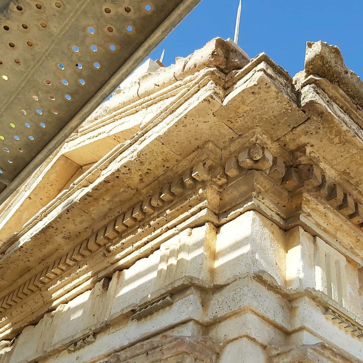 j2edificacion's tweet photo. Seguimos avanzando en la Restauración de las Cubiertas de Santa Cruz, descubriendo detalles, formas y cromastismos que estaban casi olvidados. En breve, os mostramos los primeros resultados
#arquitectura #architecture #ecija #patrimonio https://t.co/WkwNkgP8ko