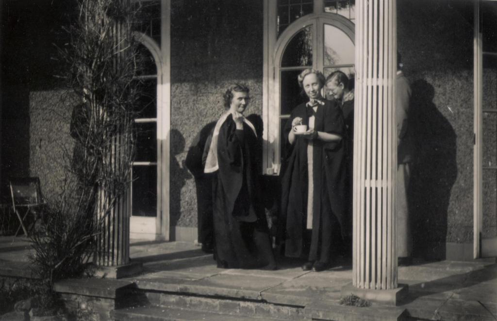 This was all discovered in the process of trying to figure out who the women in this 1950s(?) photograph from the  @Tyndale_House archive might be. They remain a separate mystery...