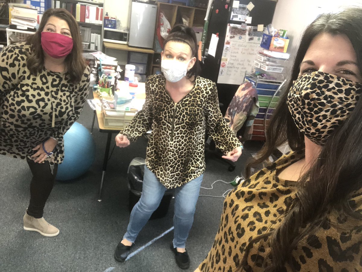 AnnaAAP13's tweet photo. Thankful for these twins on twin day👯‍♀️🐆! @WHE_Whiskers https://t.co/THuGOpzGwR
