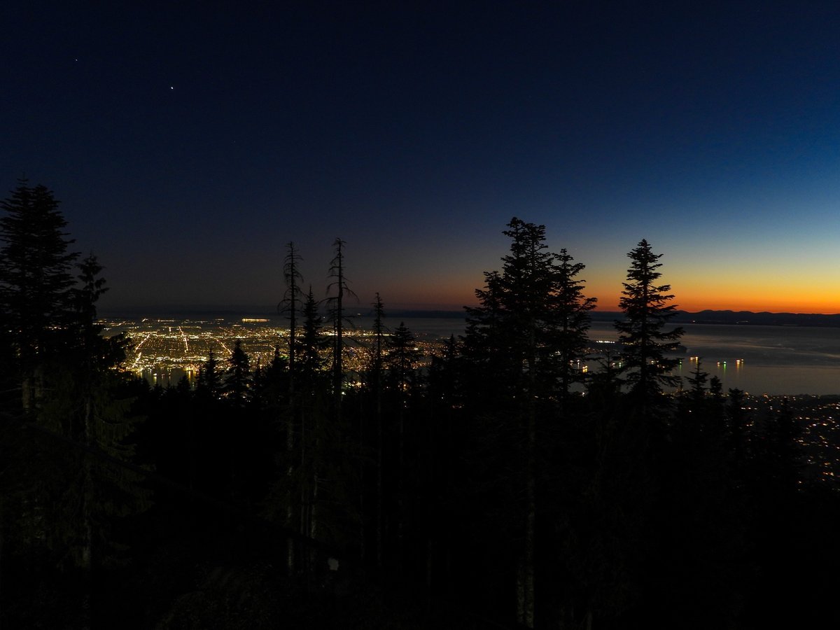 Days are shorter but our Grouse Mountain sunsets are still stunning
-⁠
Photo by in8ure ⁠Nat Tan
-⁠
#explorebc #vancouver  #vancity #grousemountain #thepeakofvancouver #sunsets #northvan #northvancouver #canada #ppf #palsofpacificparklands #grousemountainregionalpark