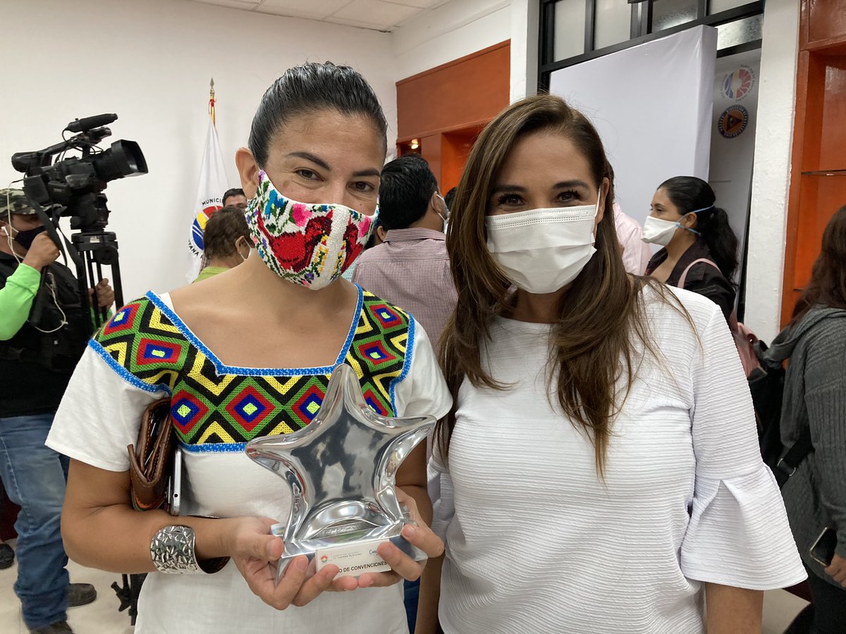 cancuncentermx's tweet image. Muchísimas gracias al @AytoCancun , dirección general de turismo y a la presidente municipal @MaraLezama por otorgarnos el reconocimiento #cancuntieneestrella 🌟 tras haber refugiado a residentes y turistas durante el pasado #HuracanDelta