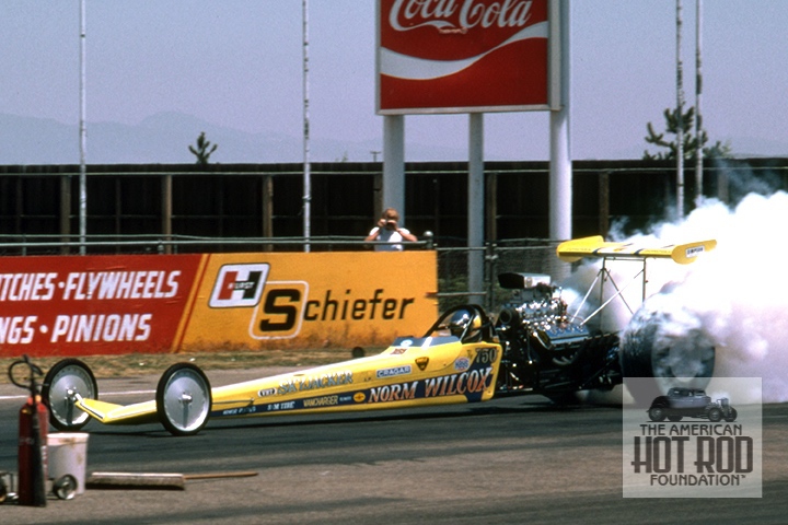 AmerHotRodFdn's tweet photo. PHOTO OF THE DAY
𝚆𝚎𝚍𝚗𝚎𝚜𝚍𝚊𝚢, 𝙽𝚘𝚟 𝟷𝟾, 𝟸𝟶𝟸𝟶
Norm Wilcox from Redondo Beach was the owner and driver of the “Skyjacker” Top Fuel Dragster that ran the number 750. He’s seen doing a burnout at #OCIR in this July ’74 shot. (GUL_014)
#DragRacing #Dragster #TopFuel https://t.co/LXRwID1BsP