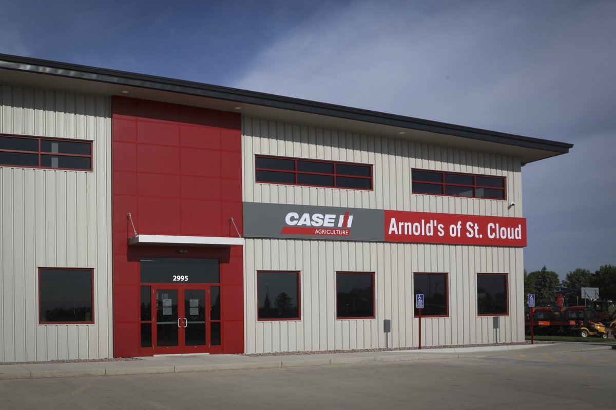 AL13Panel's tweet photo. This is Arnold's equipment, a commercial project in St. Cloud, MN featuring horizontal panel in Custom Red.

#architecture #cladding #facade #architect #acm #panel #rainscreen #al13 #panelsystem #plank #woodgrain #metal #aluminum https://t.co/ChjuUhqpgL