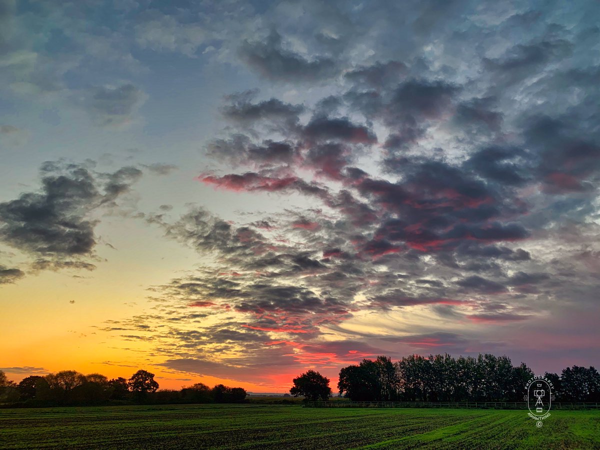 StrategicPlanet's tweet photo. The sunsets on another long day.
#Photography #Yorkshire #Sunset #Skylum #AShawThing #Luminar4 #Holidays #Urban #Travel #Tourism https://t.co/Q2carqtADa