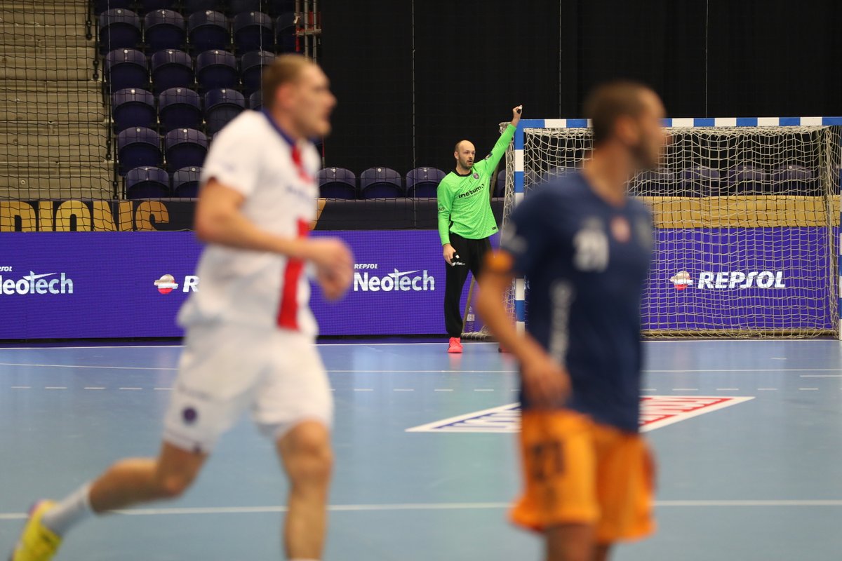 psghand's tweet photo. 49' : @Gerard_Vincent s'impose encore une fois ! Temps-mort demandé par Raul ! (23-26) #FCPPSG https://t.co/nQpF2ZWziK