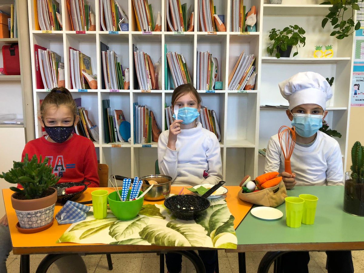 colsantpau's tweet photo. PRIMÀRIA | Els nens i nenes de 3r ens vam avançar a les novetats i vam obrir els nostres restaurants dimecres passat!🍴
Va ser increïble, fins i tot vam cuinar en directe! 👩🍳👨🍳
#3rdGradeSwag #MenúEstrella #JoSócDelSantPau #Primària #CicleMitjà https://t.co/6a9zM1KabV