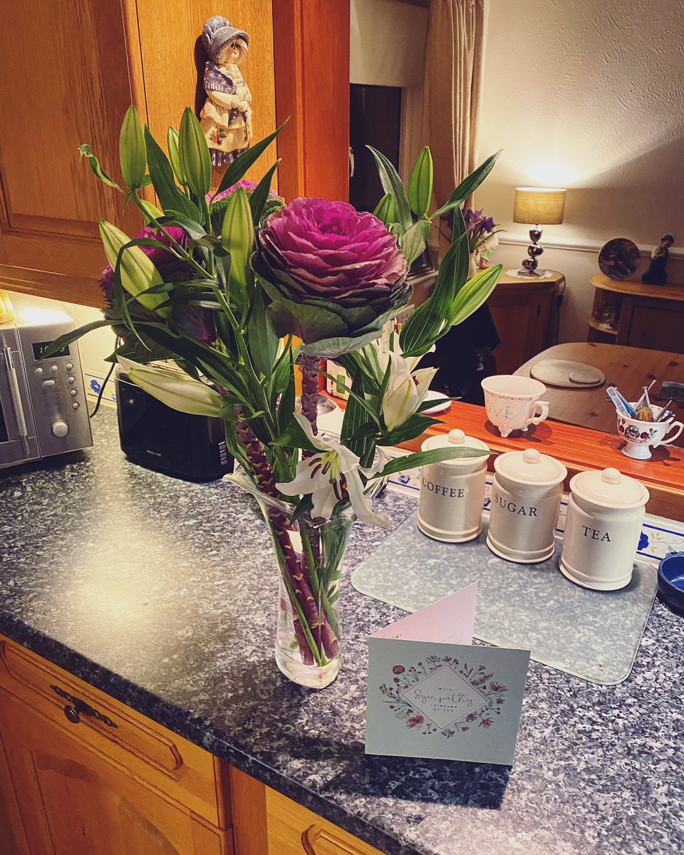 jodiek511's tweet photo. In difficult times be kind and surround yourself with kind people. Feeling appreciated and supported this week. Thank you to whoever did an excellence report for me and thank you to Yeti and Kovi for my flowers and card 🥰 My team are really wonderful 💫 https://t.co/YosXSllIoI