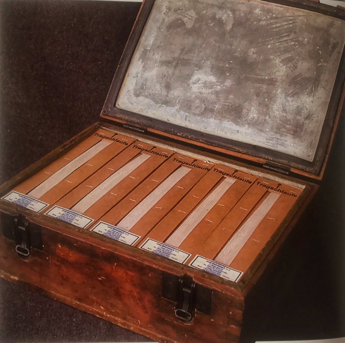 Loading of ammunition boxes (Patronenkasten 88)There were 2 types of wooden 7.92 box. Pic 2 zinc lined with metal fittings & a simplified version in pic 3 that had leather catches & cloth handles. It contained 1.5k rounds in 5 300rnd cardboard boxes subdivided by 20x15.50)