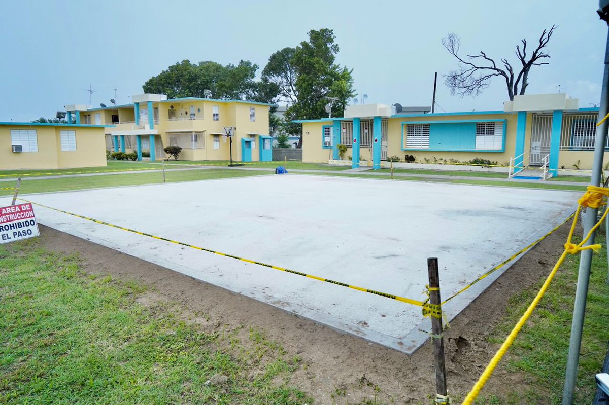 William_AVP's tweet photo. La recreación es parte esencial del desarrollo de nuestra niñez. Hoy estamos un paso más cerca de inaugurar el Área de Juegos del Residencial Isidro Cora en #Arroyo para el disfrute de la comunidad. #AVPcontigo https://t.co/pd8flVwJTP