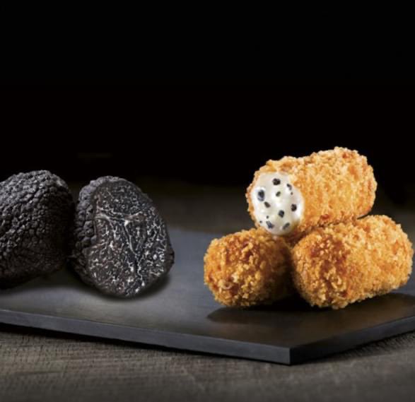 Restauranet's tweet photo. ¿Te imaginas unas cremosas croquetas de trufa negra? ¡Pues aquí están! 🤩🤩🤩🤩 ¡Más que deliciosas! 😋😋😋
#croquetas  #productosgourmet #delicatessen #otoño2020 #restauranet https://t.co/WkBZyvtdb4 https://t.co/b8TVeEkPqq