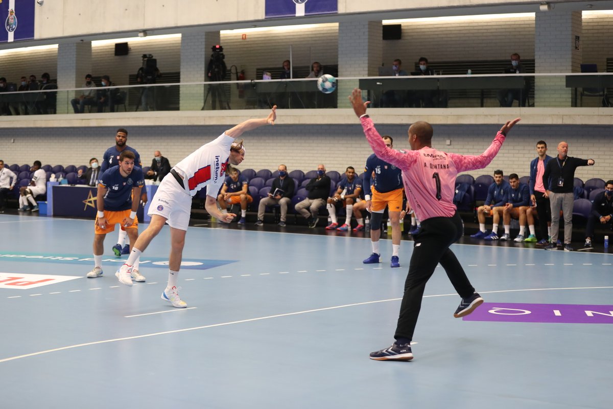 psghand's tweet photo. 58' : @mikkelhansen24 marque marque sur jet de 7m ! (29-33) #FCPPSG https://t.co/UF8hxdDAKH