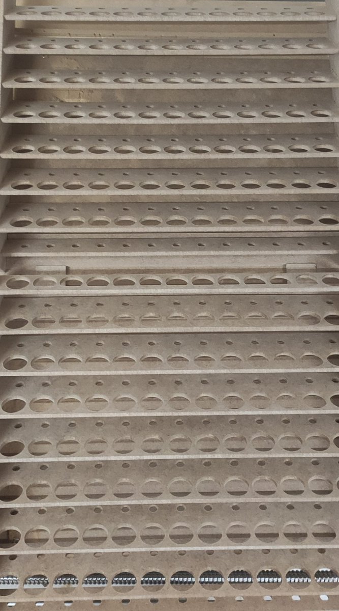 Y así hasta que llenes la pared de botes #vallejo , que no se acaban! Nuevo diseño para almacenaje en pared y ensamblados para colgar unos sobre otros de 100 en 100. Esperamos que os guste!

#gamesworkshop #citadel #miniaturas #hobby #wargames #wargame #minipintura