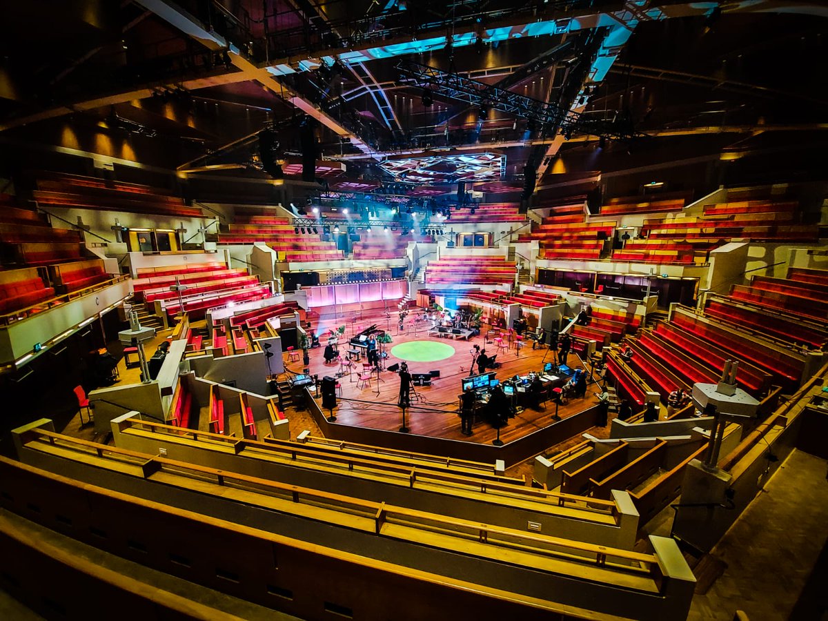 HIERklimaat's tweet photo. Kijk NU live mee naar de #climatecomedynight met @artrooijakkers @Dolfjansen @RayenPanday @kikischippers @judyblankmusic vanuit een (bijna) leeg @TiVre_Utrecht via https://t.co/mFhabLCkkD https://t.co/vyPCy2BShq