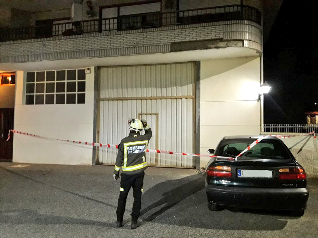 112 Cantabria en Twitter: "Desprendimiento de fachada en #Beranga. Bomberos @112Cantabria sanean la cornisa y señalizan la zona. Ha causado daños en un vehículo. https://t.co/elwbwJMtGO" / Twitter