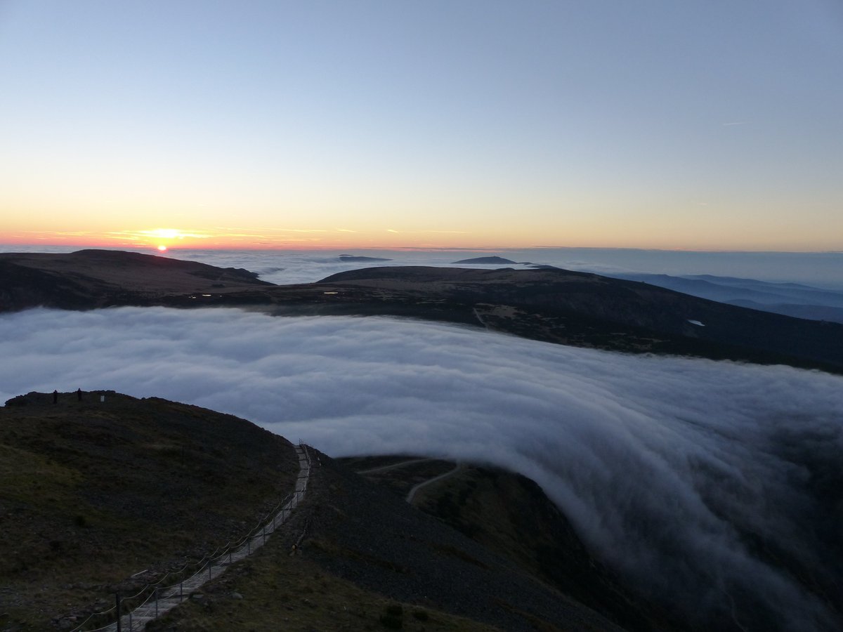 IMGWmeteo's tweet photo. Wieczorową porą mamy dla was porcję jesiennych zdjęć z Obserwatorium na Śnieżce. 🏔️ 🥰
Fotografie przedstawiają "morze" chmur, widmo Brockenu i zjawisko tęczy z cieniem Śnieżki. 🌈
Zdjęcia wykonał Paweł Parzuchowski.
#IMGW #IMGWmeteo #Śnieżka #Obserwatorium
#widoki #góry https://t.co/aZbiGeAc79