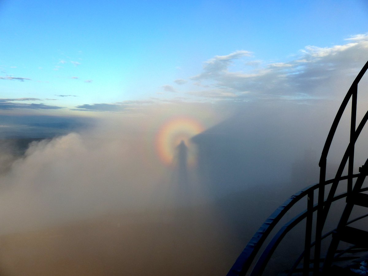 IMGWmeteo's tweet photo. Wieczorową porą mamy dla was porcję jesiennych zdjęć z Obserwatorium na Śnieżce. 🏔️ 🥰
Fotografie przedstawiają "morze" chmur, widmo Brockenu i zjawisko tęczy z cieniem Śnieżki. 🌈
Zdjęcia wykonał Paweł Parzuchowski.
#IMGW #IMGWmeteo #Śnieżka #Obserwatorium
#widoki #góry https://t.co/aZbiGeAc79