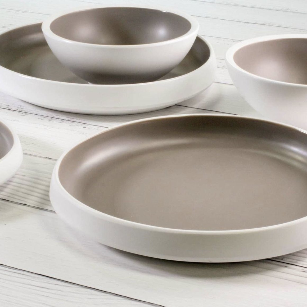 Trafalgar is terrific in taupe! <a href="/BauscherHeppUSA/">BauscherHepp, Inc.</a>'s newest collection from Dalebrook sports a two tone color with a matte finish in contemporary shapes. 💞💞
#TabletopMatters
#bauscherhepp #dalebrook #setthetable #finedining #melamine #foodservice