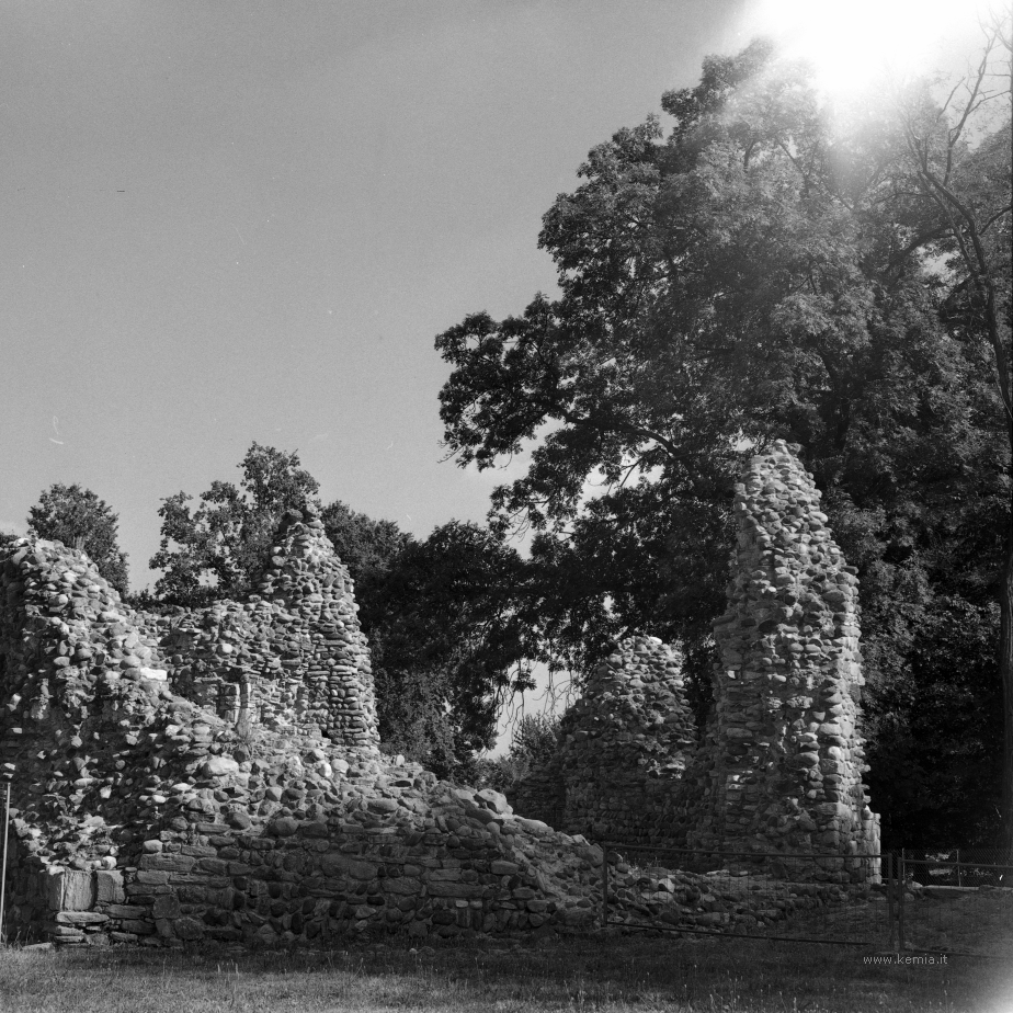 CanonF1's tweet photo. This is not Scotland (or: a loose 120 roll😱)
#archive #castelseprio #ishootfilm #believeinfilm #biometar https://t.co/N9AZs49R0w