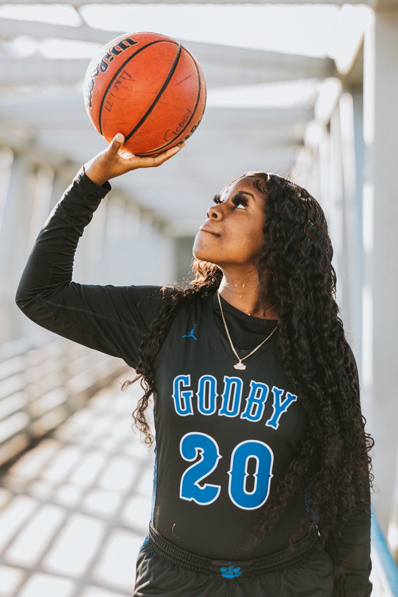 Tis the season to be “balling” #UNMASKTHEGIFT 🖤 #seniorszn