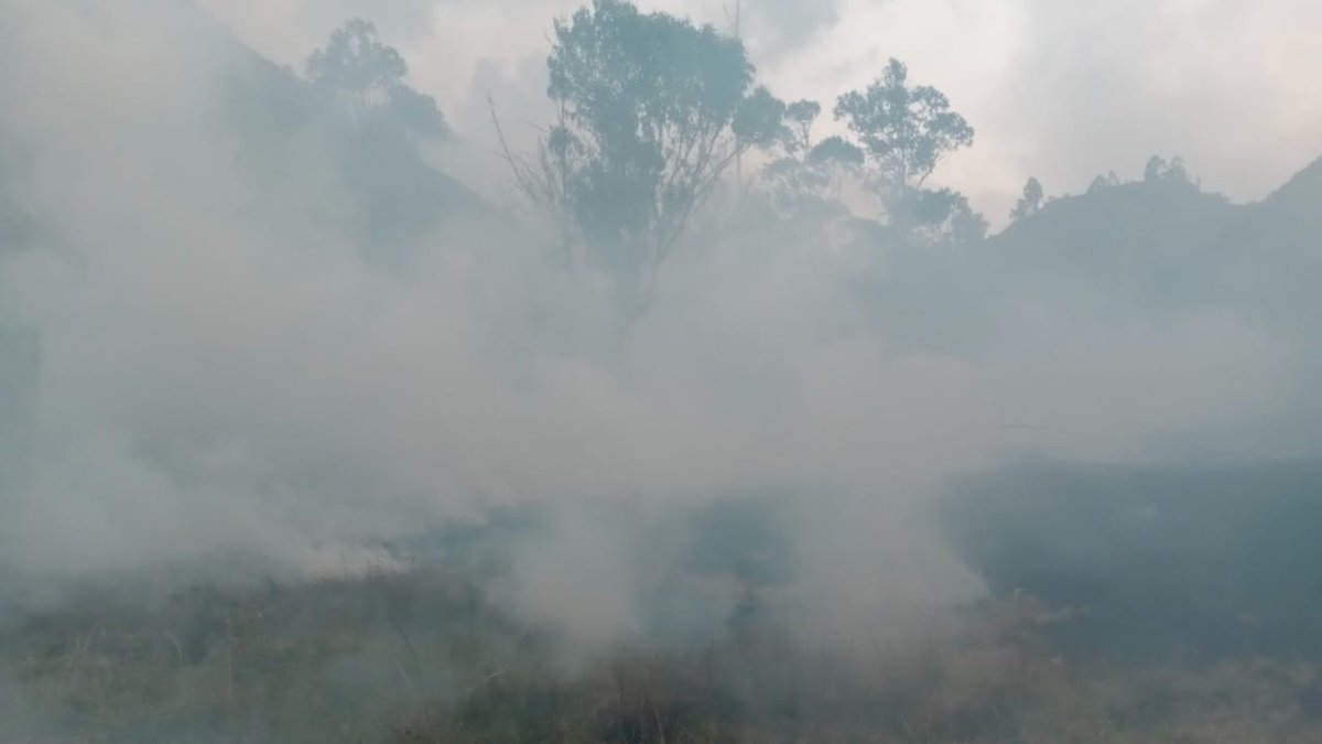 #Incendioforestal.
Al momento nuestro personal trabaja para controlar incendio de gran magnitud en el sector de Chopshi. Se han consumido aproximadamente 20 hectáreas y existe riesgo de viviendas. El viento y lo agreste del terreno dificulta el trabajo. <a href="/GADSigsig/">GAD Municipal Sígsig</a> <a href="/ECU911Austro/">Coordinación Zonal 6 ECU 911 Austro</a>