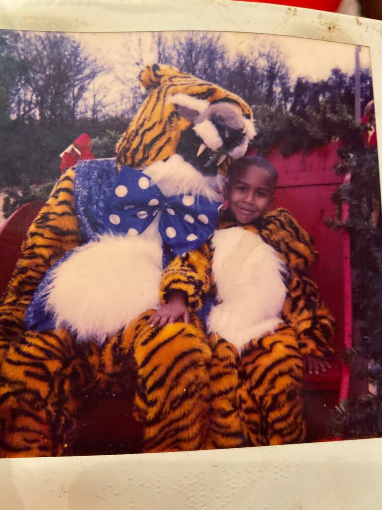 MBK_91's tweet image. Happy birthday to the GOAT. I love and miss you. I hope that I’ve made/am making you proud. I know if you were here you’d probably still be in that suit lol and still would be a beast at it. Keep looking over us and resting in peace. #HBDWavee #chapterinvisible #babytigeroriginal