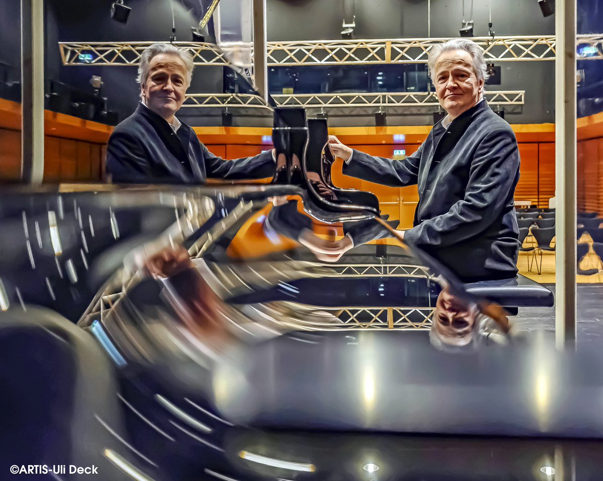 DER VISUELLE K(L)ICK - Kulturportrait in Zeiten von Corona - Hartmut Höll, Rektor der Hochschule für Musik Karlsruhe (HfM), aufgenommen im Wolfgang-Rihm-Forum an einem Flügel. Foto Copyright: ARTIS-Uli Deck
Karlsruhe#schlossgottesauekarlsruhe#musikhochschulekarlsruhe#hartmuthöll#