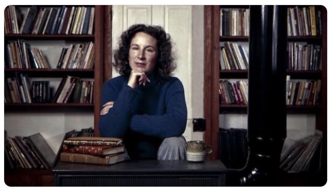 Happy birthday!
I read for pleasure and that is the moment I learn the most.
Margaret Atwood, nov 18, 1939. 