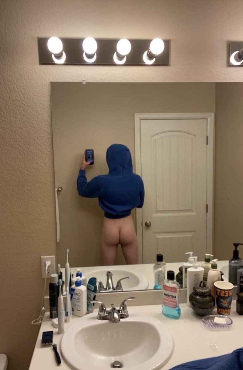 twinkmaster5's tweet photo. Happy hump day boys, someone needs to come worship me NOW. Get those wallets ready and maybe I’ll let you see my alpha cock #cashmaster #twink #humanatm #findom #alpha #master #muscleworship https://t.co/cjhnGiyS7U