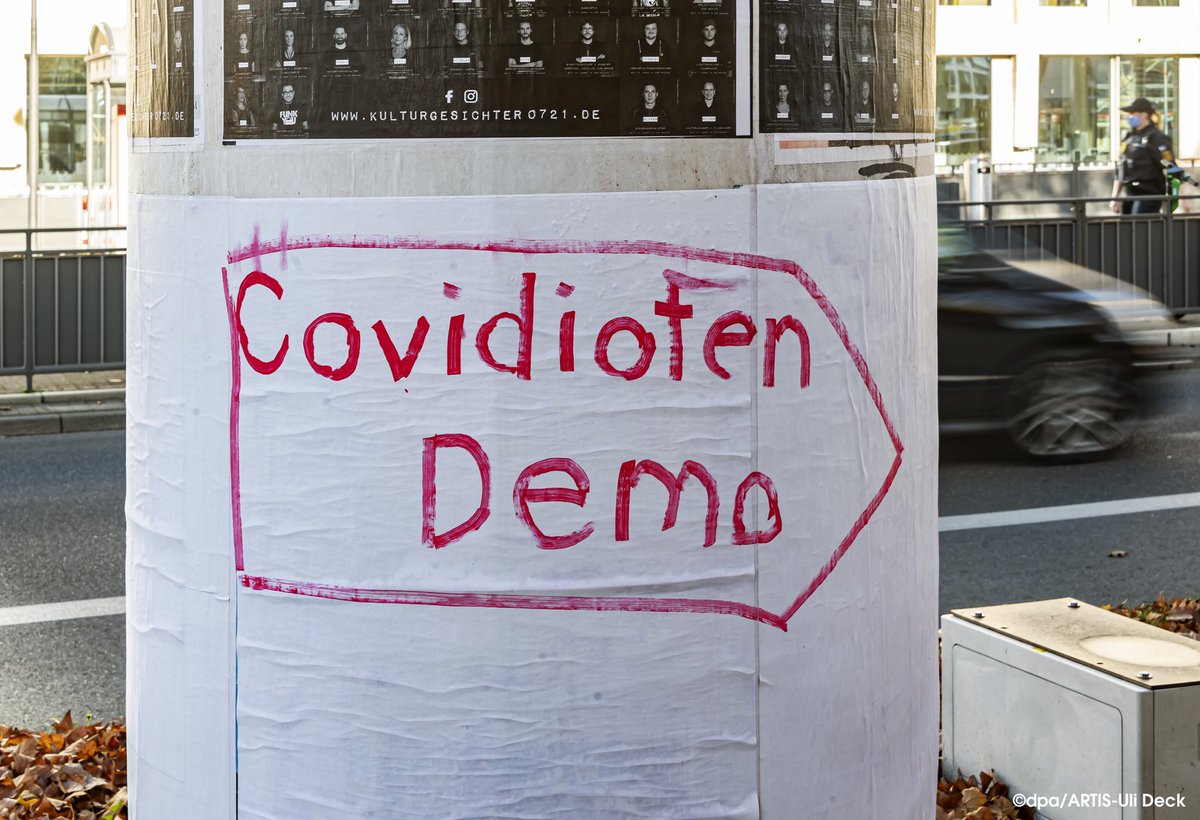 Auf einer Plakatsäule in Karlsruhe ist der Schriftzug „ Covidioten Demo “ angebracht.
In der Nähe fand eine Querdenker Demonstration auf dem Messplatz statt. Foto Copyright: dpa/ARTIS-Uli Deck #covidioten#corona#querdenker#covid19#demo#demonstrationen#coronaleugner#coronavirus#
