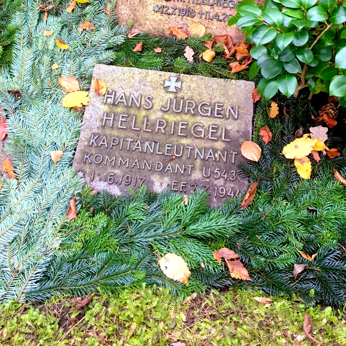 Grnfink2's tweet photo. Alle kennen U 96 aus dem Film „Das Boot“. Einer der Kommandanten war Hans Jürgen #Hellriegel. Er fiel 1944 mit seiner Besatzung von U 543 auf Feindfahrt. Auf dem Kieler Nordfriedhof gedenkt ein Stein an ihn. Seine Mütze ist heute noch als Repro zu kaufen.
https://t.co/c3ZFNWLzeo https://t.co/eNvYBuZxOV
