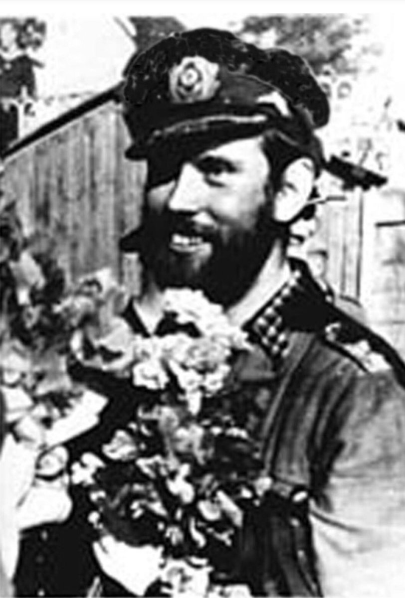 Grnfink2's tweet photo. Alle kennen U 96 aus dem Film „Das Boot“. Einer der Kommandanten war Hans Jürgen #Hellriegel. Er fiel 1944 mit seiner Besatzung von U 543 auf Feindfahrt. Auf dem Kieler Nordfriedhof gedenkt ein Stein an ihn. Seine Mütze ist heute noch als Repro zu kaufen.
https://t.co/c3ZFNWLzeo https://t.co/eNvYBuZxOV